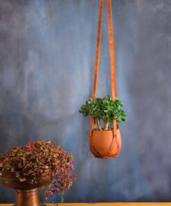 PLOT Deri Bitki Askısı gerçek deri kullanılarak üretiliştir.